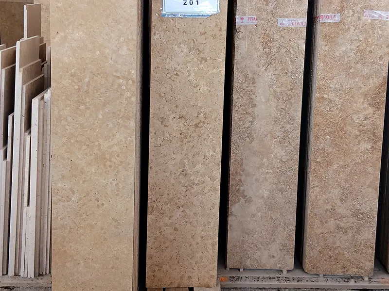 دسته های سنگ تراورتن در کارخانه